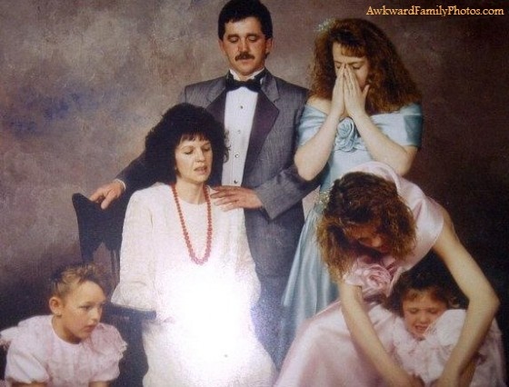 6cee6f4603baf5083f8bdd70767d35f2--funny-family-photos-family-pictures.jpg